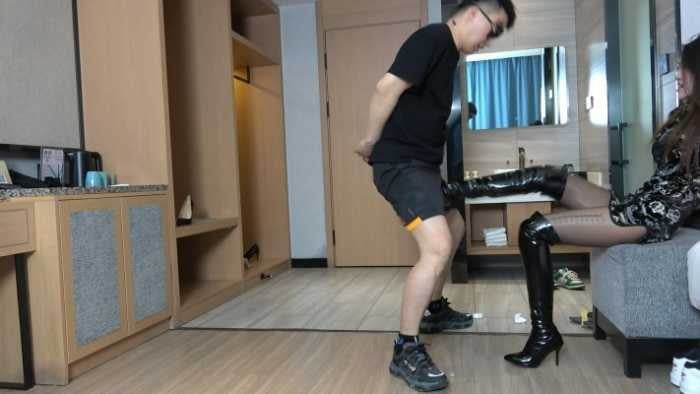 苏念 | 长筒皮靴踢裆偷鞋狗 YC 250829 4