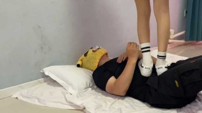 態度の悪い少女｜女子生徒の靴を盗んだ教師を激しく蹴る（続き）JS251015 9