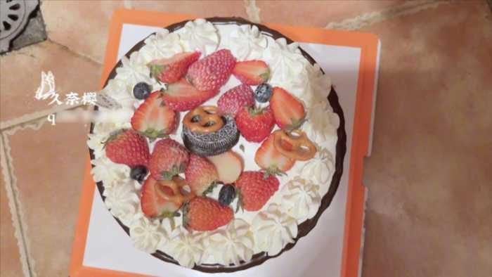 Barefoot stepping on a cake JS251028 2