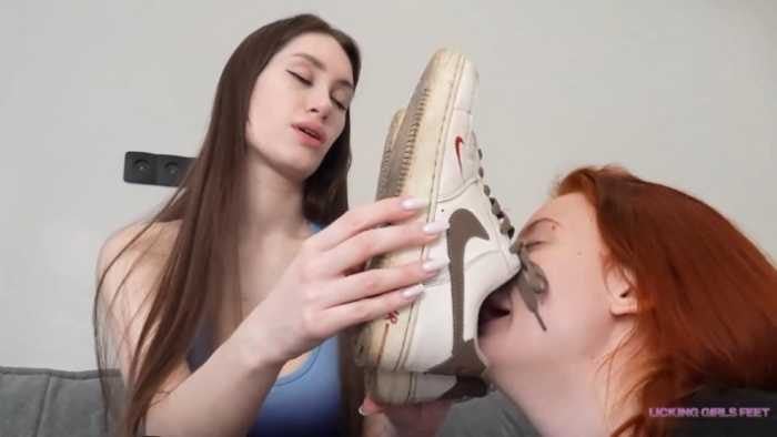 LGF女女 女m实况闻舔Sarah女王健身中的臭袜子臭脚臭鞋垫 bf58135