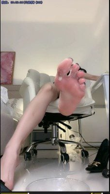 美女口嚼香蕉再脚踩喂你吃 JS251029 7