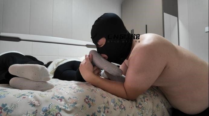 CN足彩馆 | 床下伺候素人午休舔臭脚 ACYC 4996
