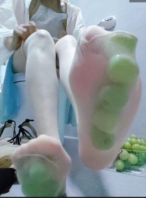 Put grapes inside white silk stockings as foot pads, then step on them with high heels. (JS251102 6)