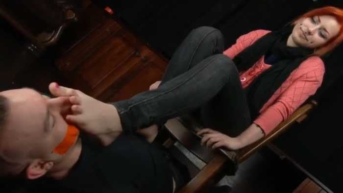红发美女帆布鞋裸足美脚强迫贱狗奴闻脚臭玉足深喉 JS251105 3