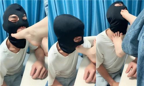 魚の形をしたビスケット｜素足で舐めるクローズアップ JS250414-25