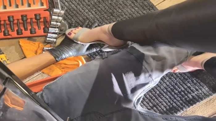 美女美甲玉足凉高踩玩大腿挑逗修理工踩腰踩手踩腿玩弄素人男子JS251104 4