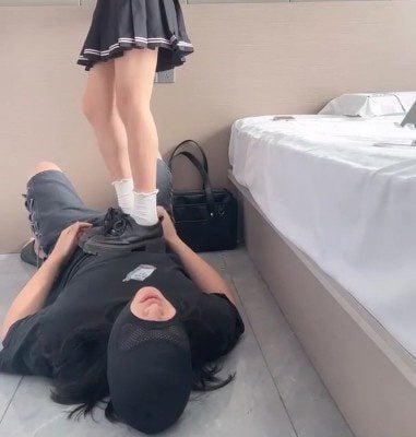 女大学生jk制服皮鞋白袜踩脸脚窒息踢裆耳光舔脚清理 bf58785