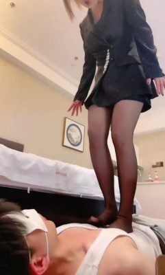 性感御姐高跟插嘴踩虐乳黑丝踩脸脚深喉全体重踩踏闻舔玉足插嘴耳光 bf59151