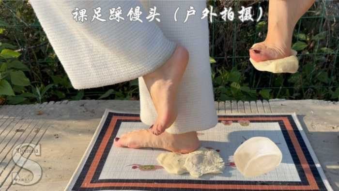 美しい | 木製のマットの上を裸足で歩くのは、まるで蒸しパンの上を歩いているようだ (YC 251121 4)
