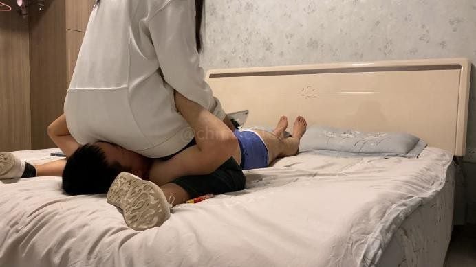 高中精神小妹坐脸窒息大挑战 ACYC 2821