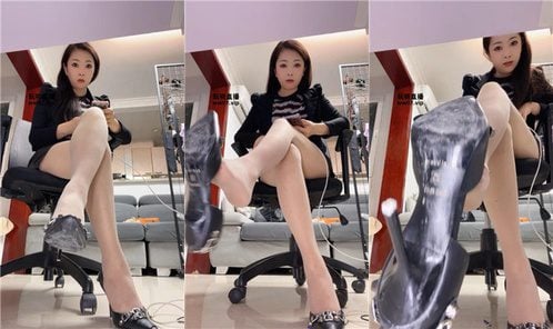 喵主 | 桌下的狗 250422-13