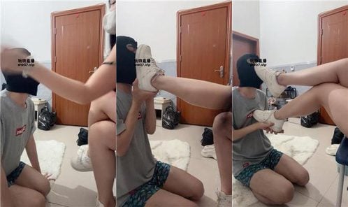 Lu Yun'er | Eating real dog food - licking white sneakers bf52902