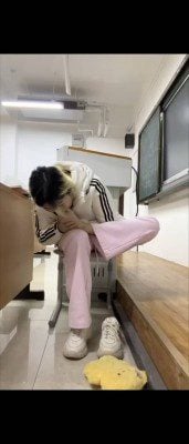 Original content from a post-00s campus | Female classroom teacher shamelessly licks her own smelly feet YC 260109
