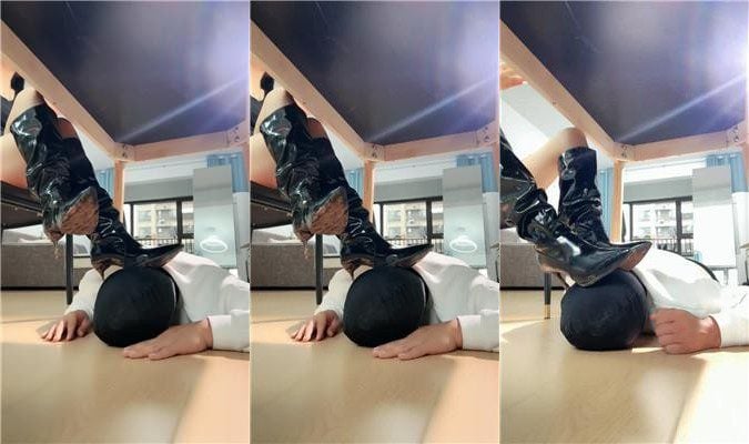 XT卓上ビュー - 泥だらけの靴底で犬を潰す超汚れた靴 JS250509-58