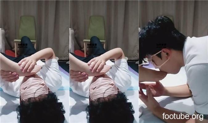 Yu Weiyu's feet kicking groin, foot fetish, licking JS250520-23