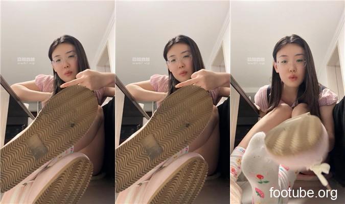 サマーの妹の白い靴下の消臭チャレンジ 250527-32