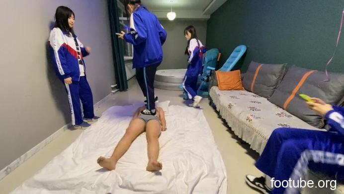 「霊的な若い女性」グループが釘靴を蹴ったり踏みつけたりするシーン ACYC-1715
