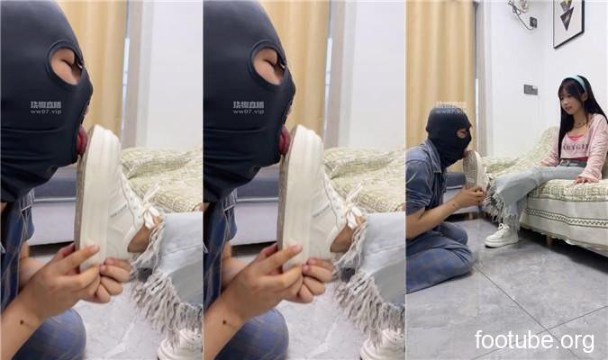 アマチュアがウォーターポンプに座った後に窒息死 - 白いスニーカーと黒いボートソックスが侮辱 bf54138