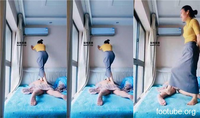 若い女性の翡翠の足が役立たずの犬を踏みつける JS250517-3