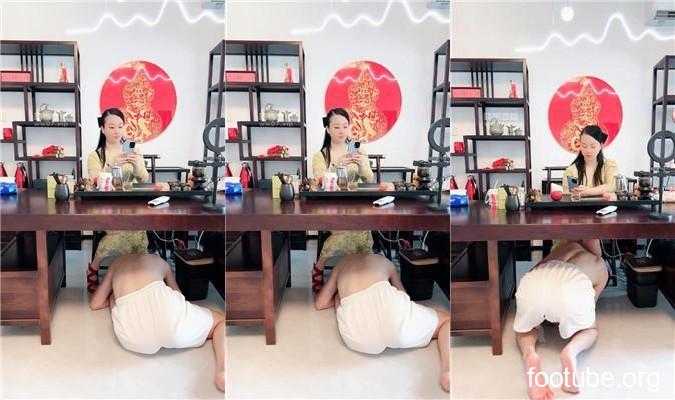趙竹が茶卓の下で女性上司に給仕する JS250602-1