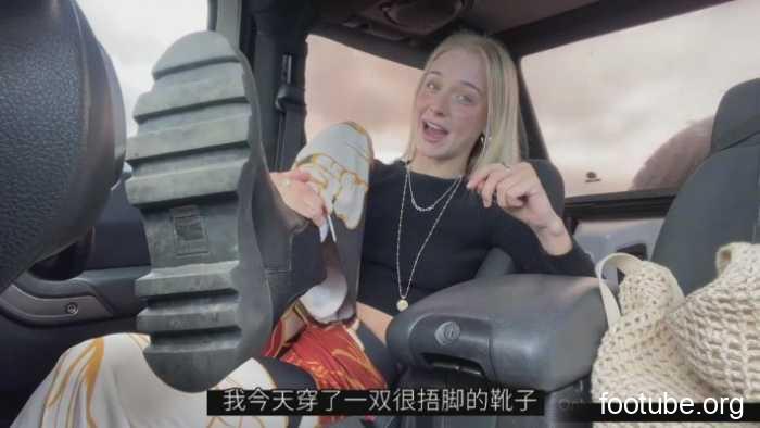 中文 白人辣妹只用臭袜子就让你乖乖上供无脑当狗 JS260311-4