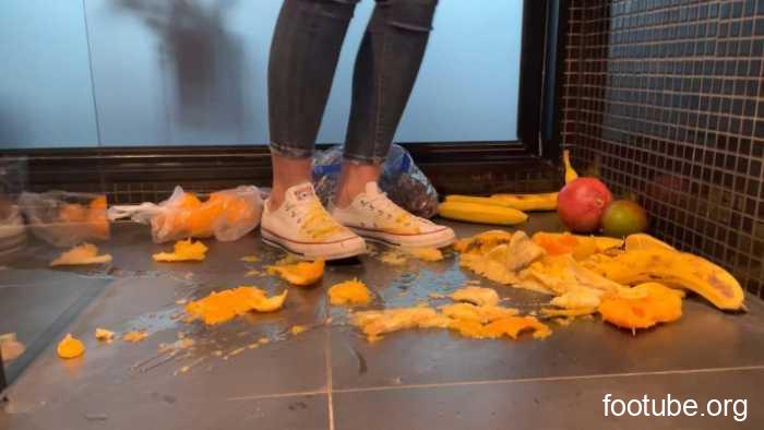 Queen Sneaker赞助分享 小姐姐运动鞋 袜子 赤脚踩踏合集第一弹27部 JS260324-1