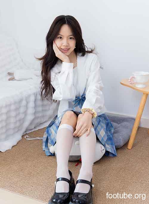 物恋传媒  No2647 连翘-皮鞋薄白丝小腿袜裸足jk制服 167P1V-374GB
