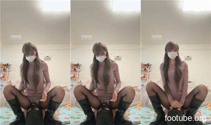Deer can be fed by stomping on long boots and black stockings bf54809