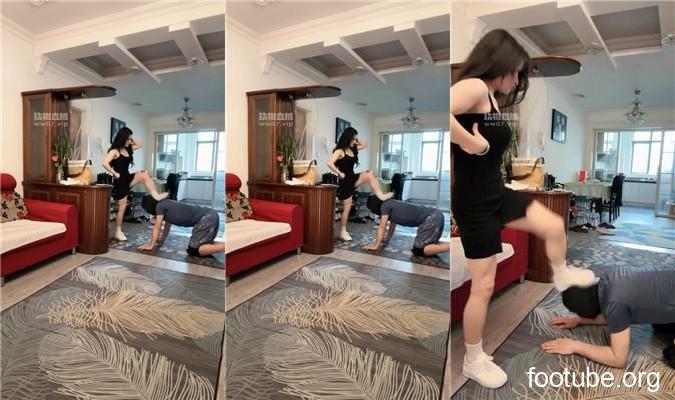 白狐が聖水を授ける - 脚の絞殺と窒息 - 汚れた靴と白い靴下が屈辱を与える JS250615-11