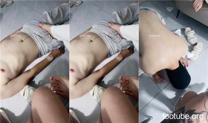 小凤梨 轮流舔姐妹花的脚丫 JS250623-30
