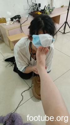 爱可棕色马丁靴玩女M 遛狗磕头 钻跨 白袜除臭舔脚AIK006 JS260414-3