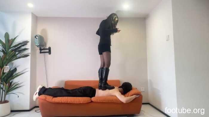 黑丝诱惑 素人篇 化妆师妮妮原味脏脏的长靴全体重踩奴 YC-260402