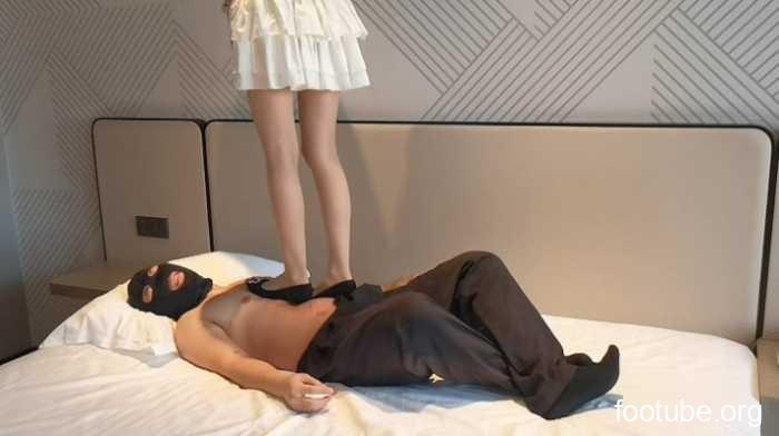 細身の脚の女性がハイヒールを履いて激しくジャンプし、全身の重みを感じている（YC-260413-3）
