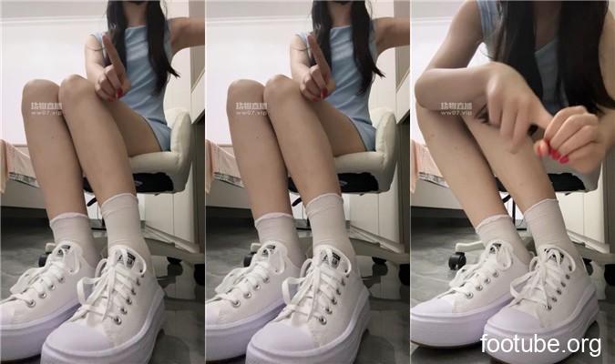 敢敢 小白鞋裸足    250609-5