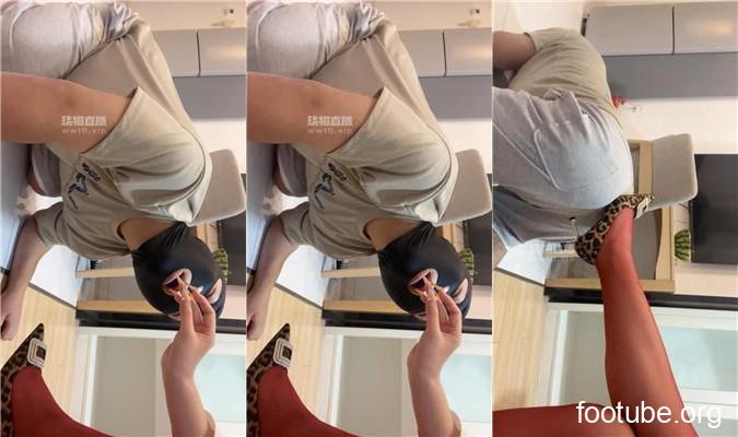 上善若水 抽耳光吃烟灰-红丝袜羞辱 JS250801-25