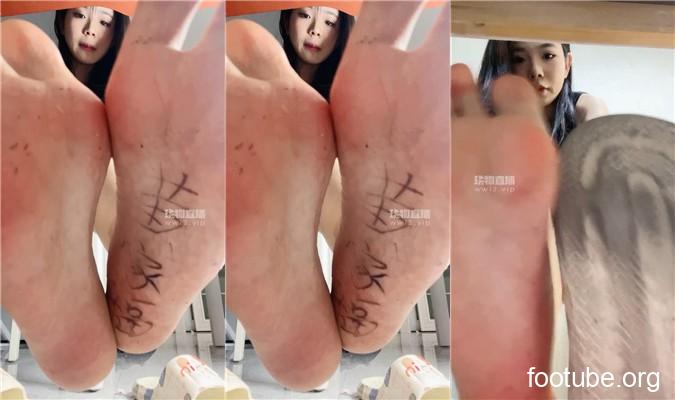 灵韵 躲在桌子底下吃脚泥 250825-11