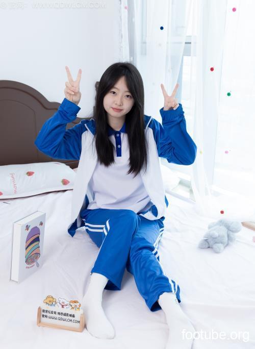 物恋传媒  No2696 萌萌-板鞋白棉袜裸足半脱袜子校服 194P1V-584GB