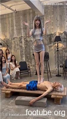 段子先生  美女虐踩老头表演挣钱  合集上下两部  YC-260605