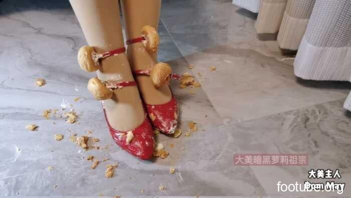 大美 红色高跟鞋鞋内 外踩25个泡芙 YC-260717-3